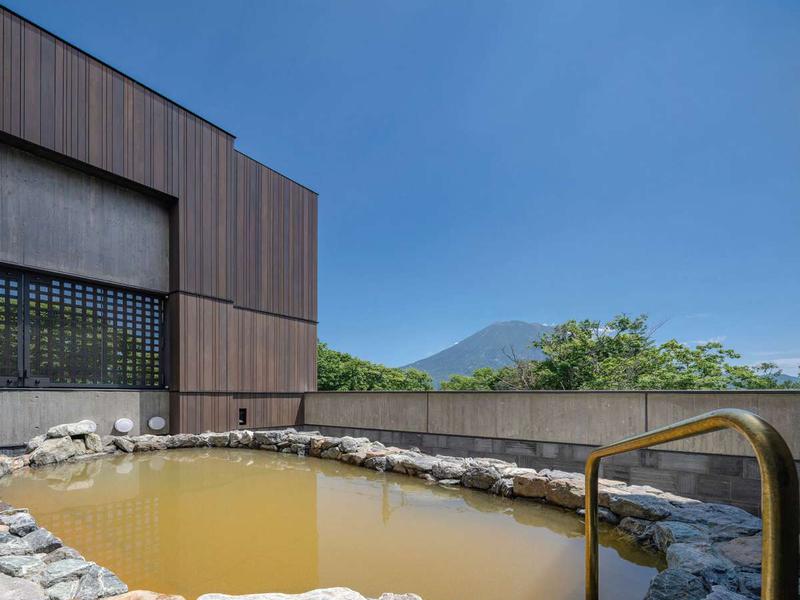 ゆころ温泉 露天風呂からは、羊蹄山の雄大な景色を望むことができます
