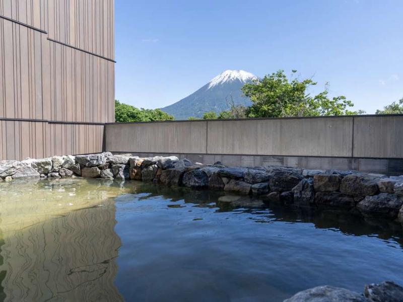 ゆころ温泉 露天風呂からは、羊蹄山の雄大な景色を望むことができます