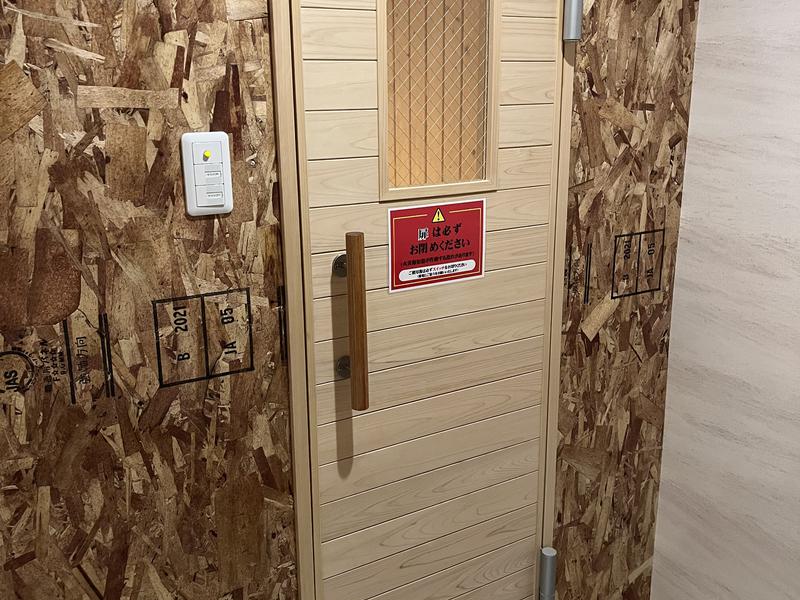 デザインホテル グラマーラリゾート 香芝店 サウナ室扉