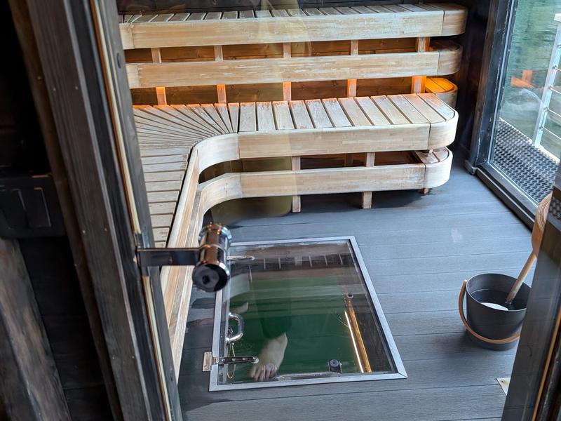 FjordSauna FLÅM フローティングサウナの中からガラス窓があって、そこから海へ入ることもできます