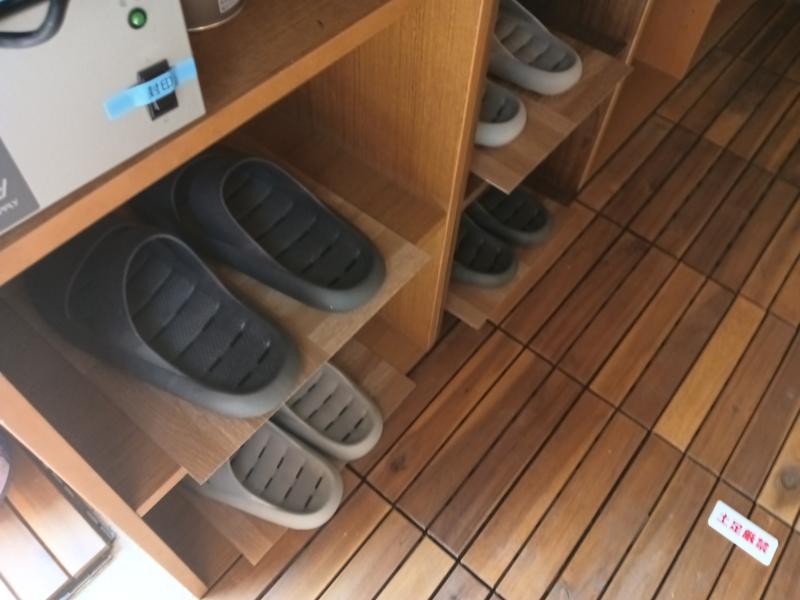 宮田町カフェサウナ 施設内では上記の履物をご利用ください