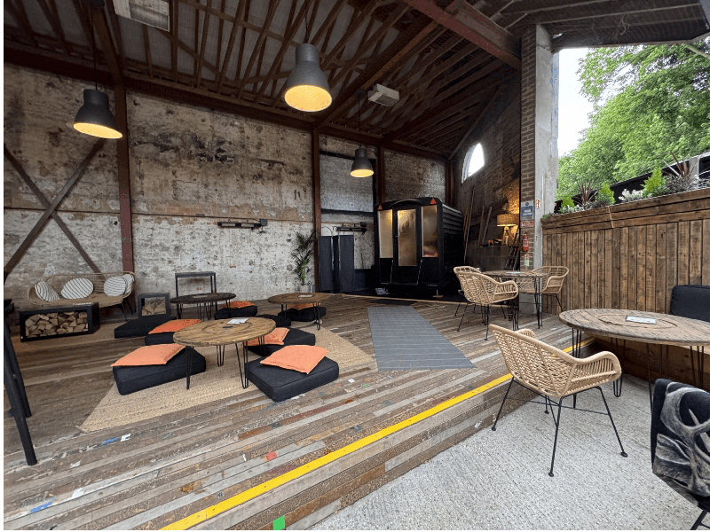 Luna Hut Sauna Café Brighton 休憩室、奥にサウナ