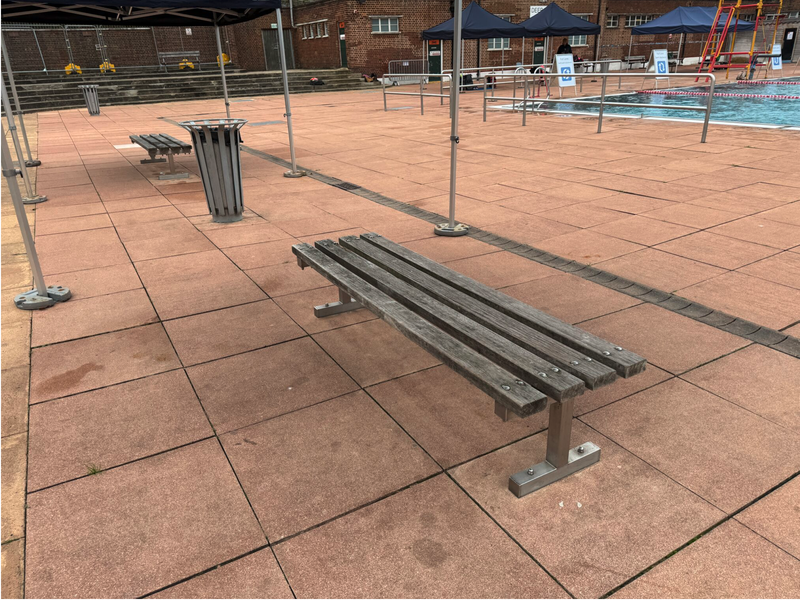 Parliament Hill Fields Lido ベンチ