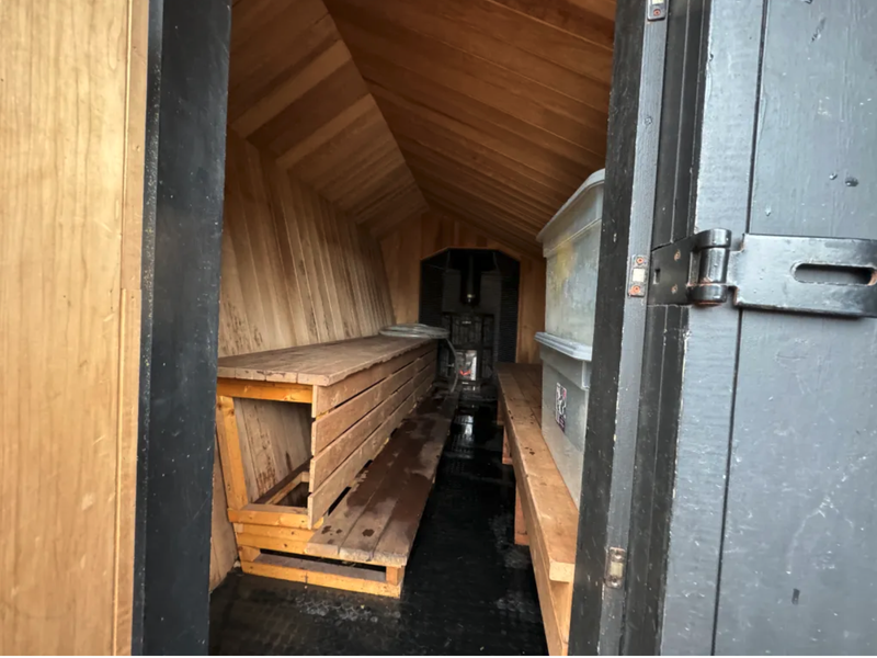 Hive Sauna サウナ内部　段差があって、熱さが調整できる