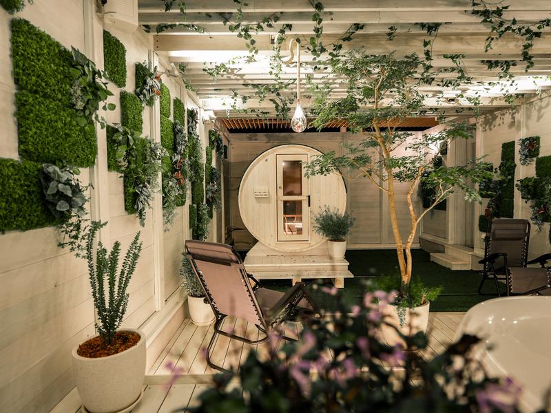 プライベート駅サウナ ととの場 白とグリーンのコントラストが心地よく、手軽に楽しめるPlant White