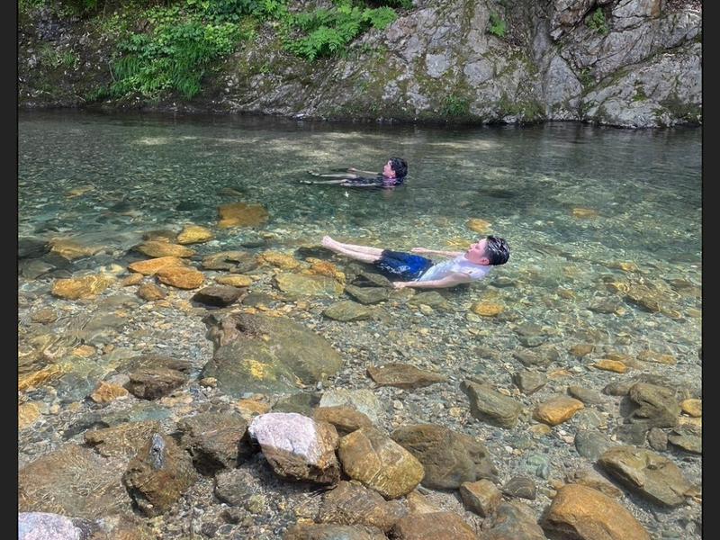 茶ウナカー(サウナカー) 川で飛び込みサイコーです。