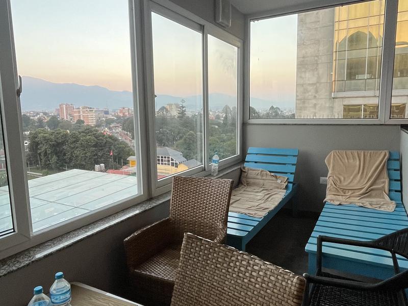 Shuvatara Suites & Spa(カトマンズ) デッキチェア5、ラタンの椅子2