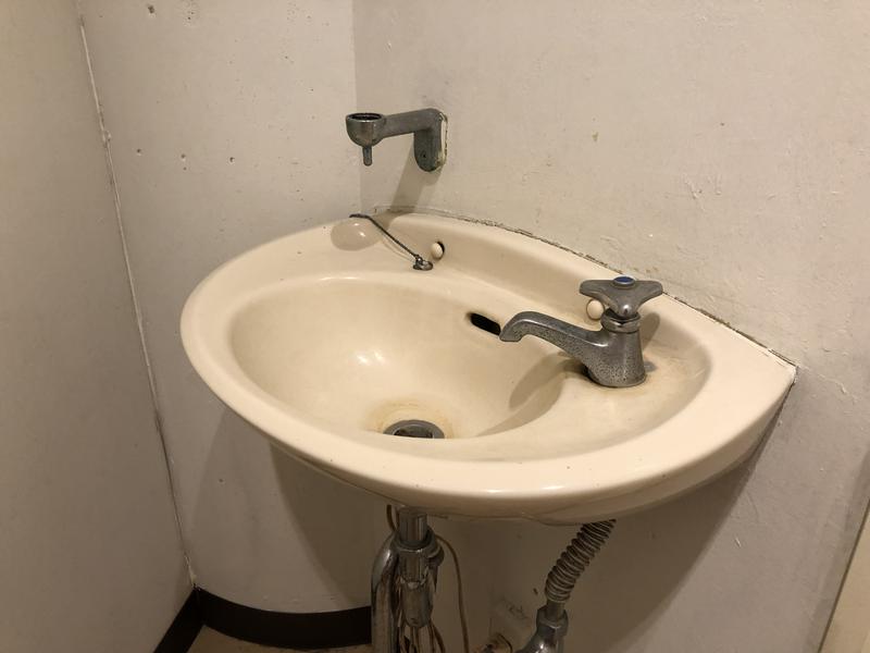 大金温泉グランドホテル トイレの水道(刑務所の水道？)
