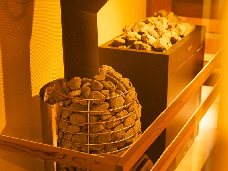 湯谷荘 薪ストーブと電気ストーブ