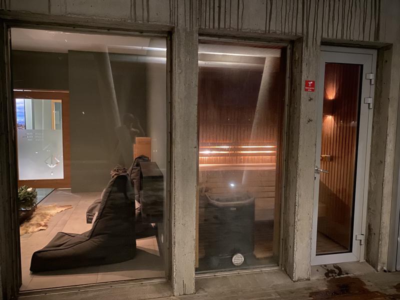 ION Adventure Hotel, Nesjavellir, a Member of Design Hotels 左:休憩室、右:サウナ室