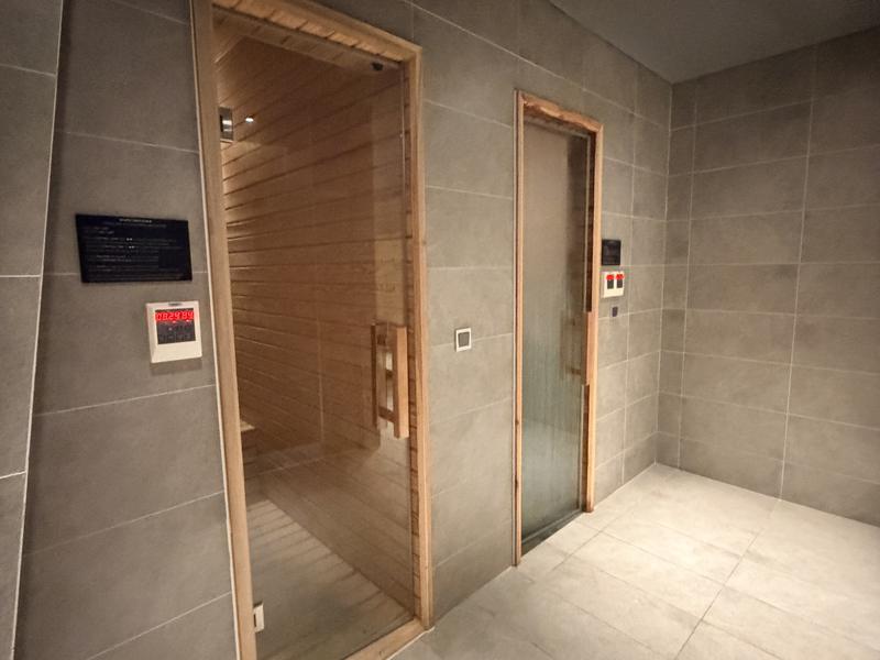 PARKROYAL Serviced Suites Hanoi ドライサウナ、スチームサウナ入口