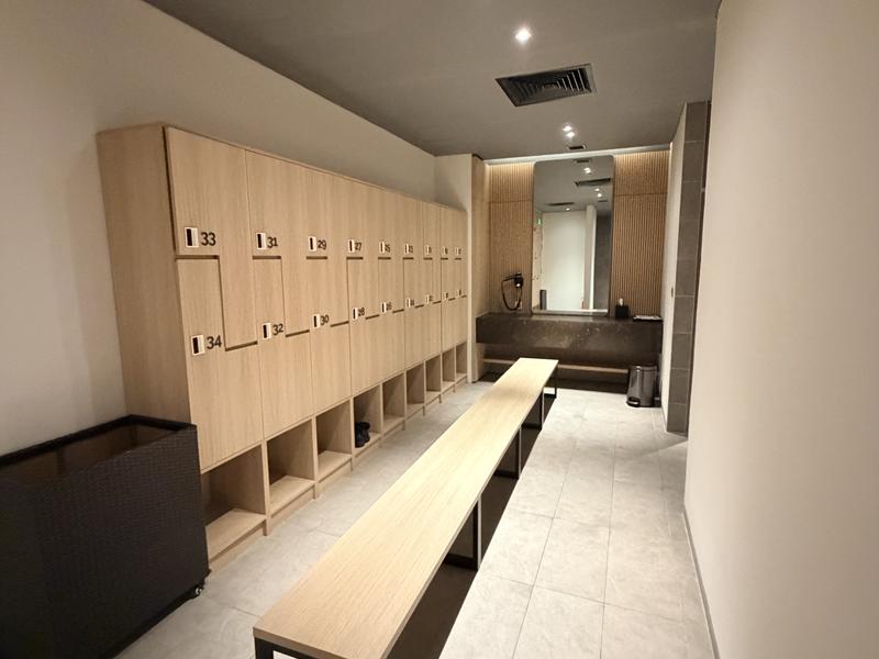 PARKROYAL Serviced Suites Hanoi ロッカースペース、ベンチ