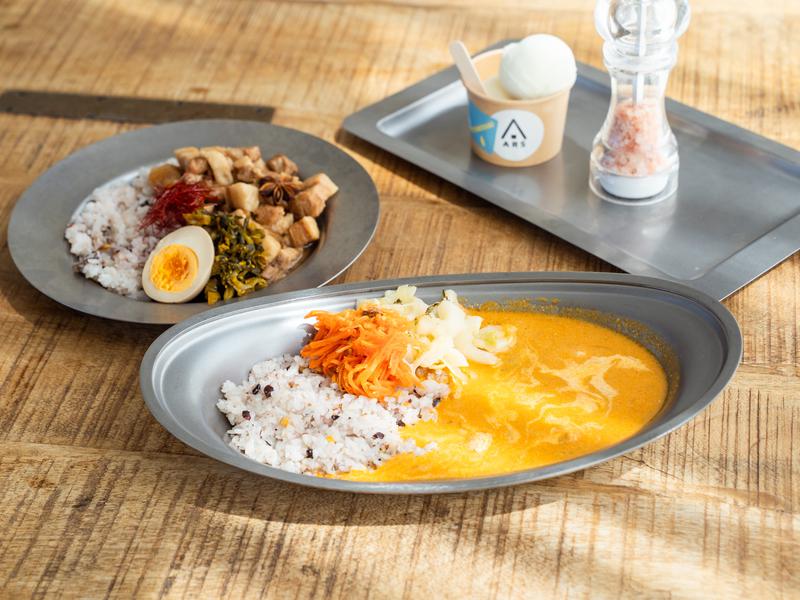 ARSサウナ 【併設レストラン】「VINTAGE HALL」でカレーをはじめとしたサ飯をご用意しています。身体の内側から再び整えてくれるような、心地よい余韻をもたらします。