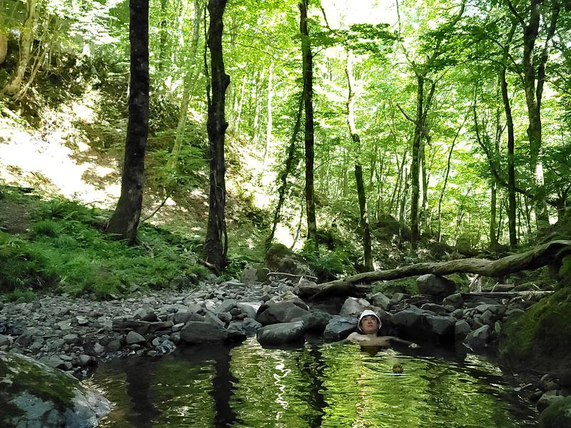 八東ふる里の森 水風呂代わりの渓流は、季節によって温度が違うのもまた気持ち良い