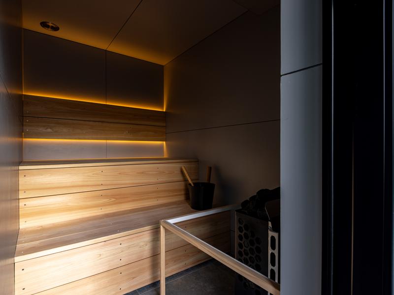 足羽川リトアートasunowa サウナスイート専用のプライベートサウナ。 落ち着いた空間で、自分たちだけの特別なサウナ時間をお過ごしください。