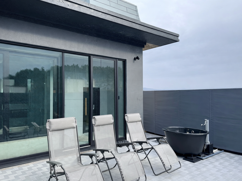 足羽川リトアートasunowa 非日常を味わえる、屋上の“ととのい”スペース。 空と風を感じながら、サウナ後の余韻をお楽しみください。