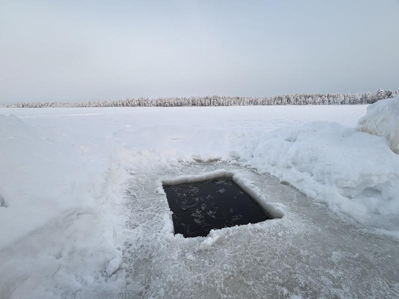 Visatupa 凍った湖に空けた水風呂