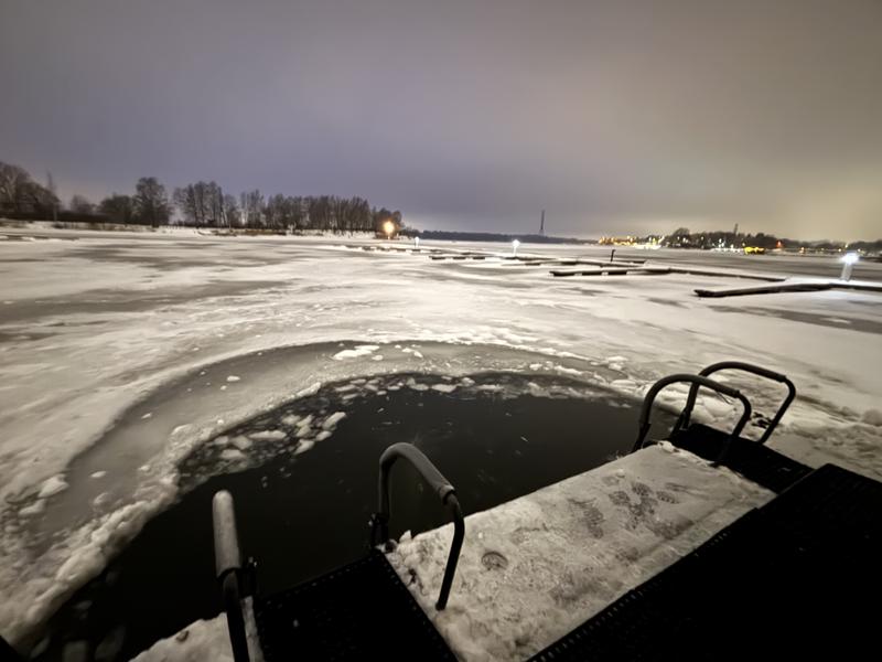 Saunalautta Hiisi 凍ったフィンランド湾にアヴァント