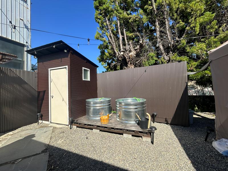 ホットスペース シャワールームとドラム缶水風呂2台