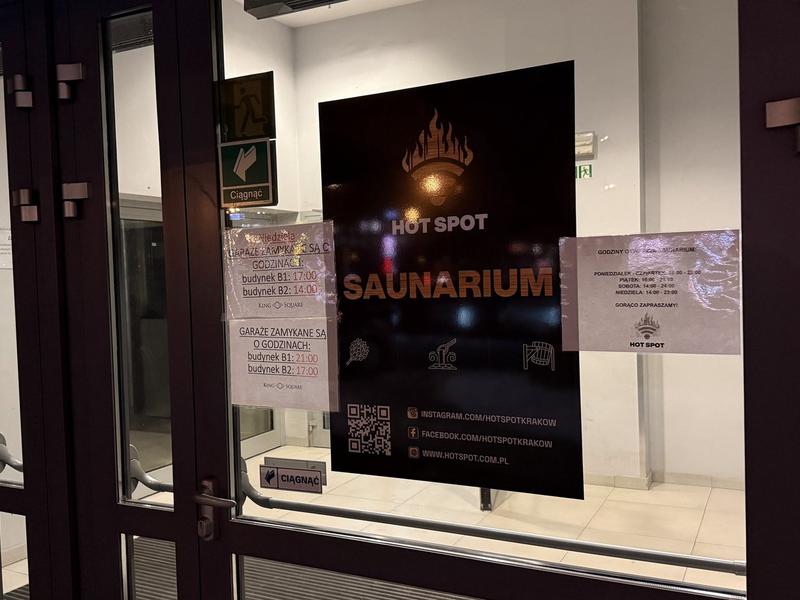 HOT SPOT Saunarium Kraków 入口がやや分かりにくいが、張り紙があるので中に入って会談で2階へ