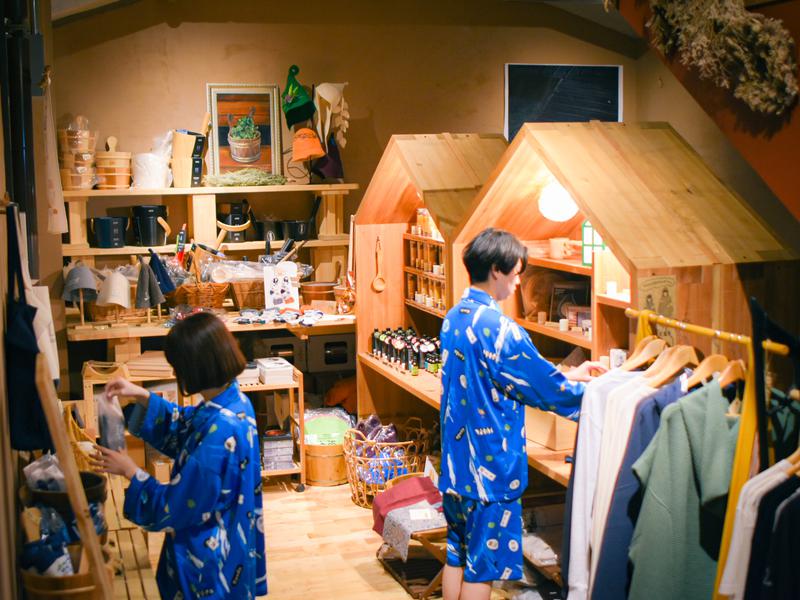 SaunaLab Kanda (サウナラボ神田) B1F サウナマーケット（サウナ利用者以外も購入できる）