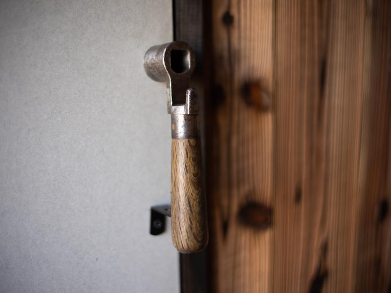 Kushiro Marshland Hostel THE GEEK サウナ室　ベンチ　ストーブ