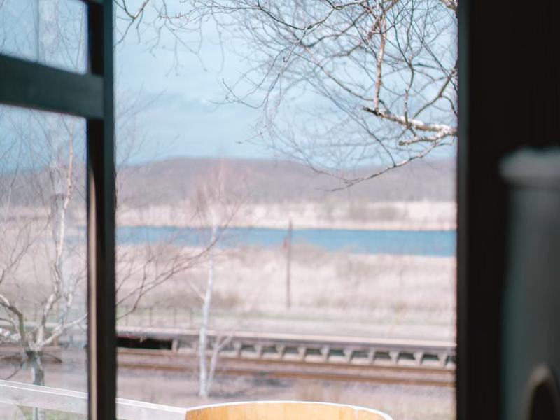 Kushiro Marshland Hostel THE GEEK 水風呂と桟橋風アプローチ