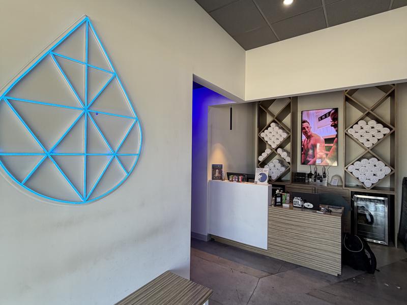 SweatHouz West Boca Contrast Therapy Studio 受付