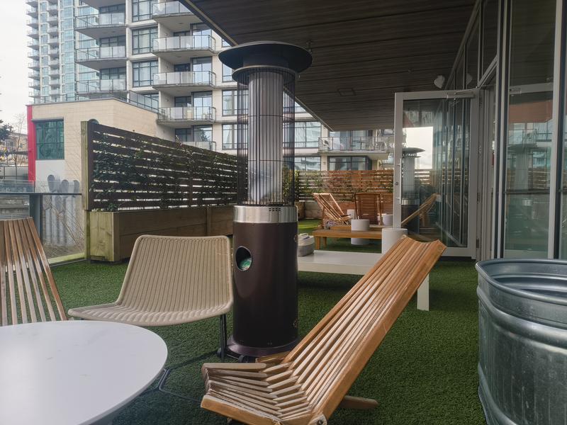 Tality Wellness Shipyards 高層マンション・オフィスビルの中のテラス。カードゲームなども充実している。