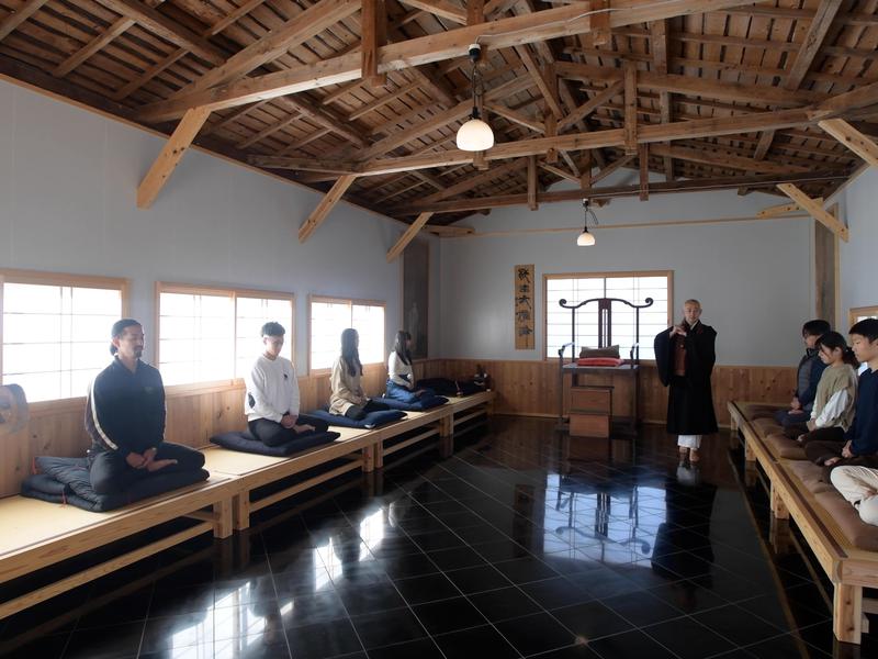 Temple Camp 大泰寺_川原で整うテントサウナ。坐禅も楽しめます。 坐禅堂での坐禅体験