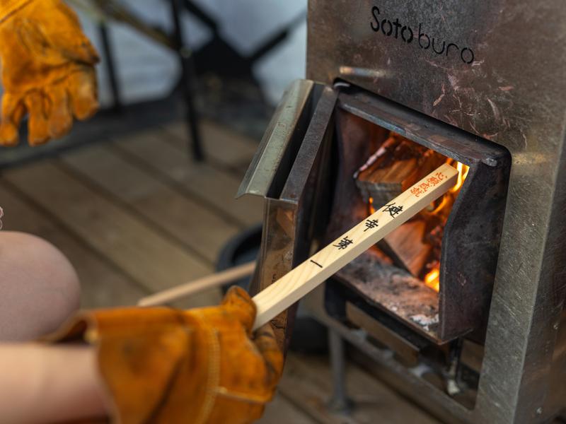 禅サウナ in Temple Camp 大泰寺(テントサウナ) 護摩木に願いを込めて、薪ストーブに投げ入れます。