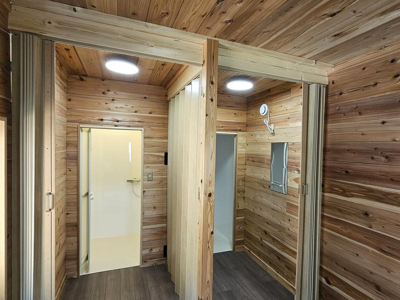 山藤サウナ 男女のシャワー室と脱衣場(仕切りアリ)