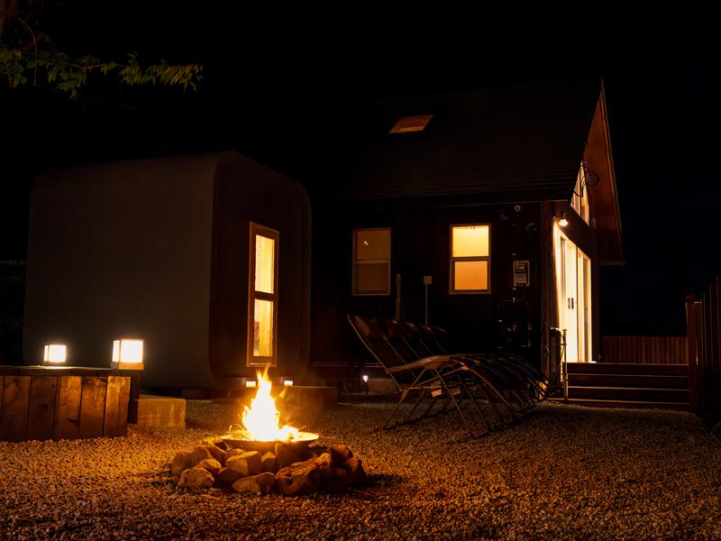 日は沈み、また昇る。 夜は穏やかな灯りで心ほどける時間をお過ごしいただけます。