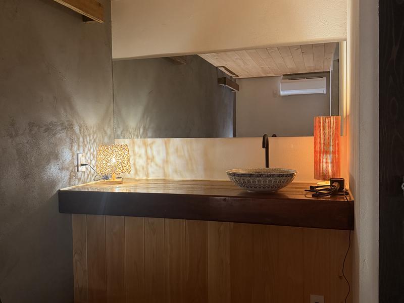 サステナサウナ 休憩所と洗面化粧台