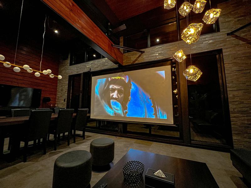 宴(熱海Moonlightグループ) 125インチのプロジェクター