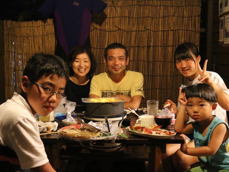 コテージ伊豆 宿泊コテージの屋根付BBQテラスでバーベキューしながらテントサウナも同時に利用できます。