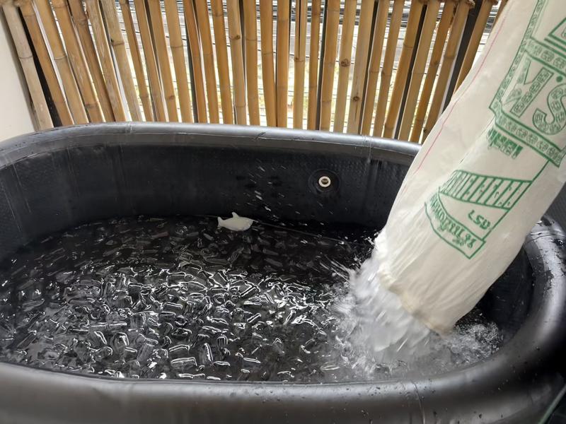 Socials Sukhumvit - Ice bath & Sauna bar ガラ袋から氷投入