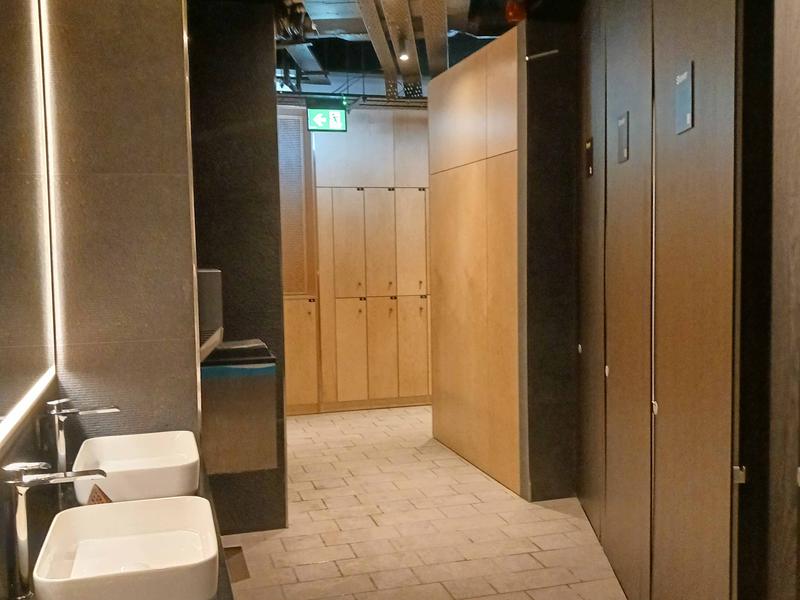 The Hot Box Sauna Bolands Mills 男性側ロッカーとシャワー