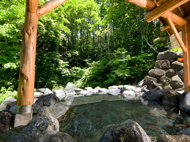 サンバードサウナガーデン 隣接する天然温泉の露天風呂