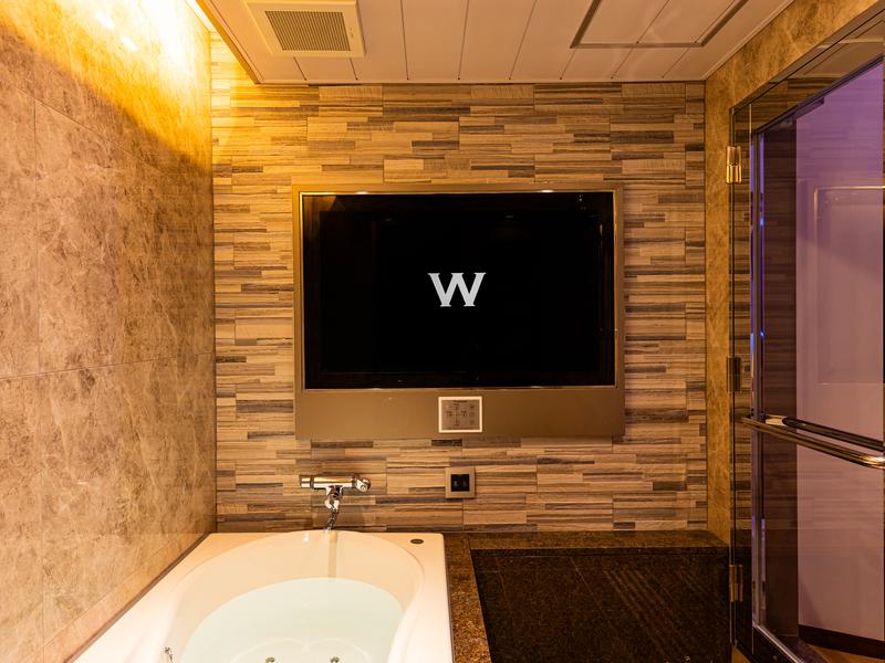 HOTEL W-MULIA サウナ室内より50インチの大型TVでYoutubeがお楽しみいただけます。