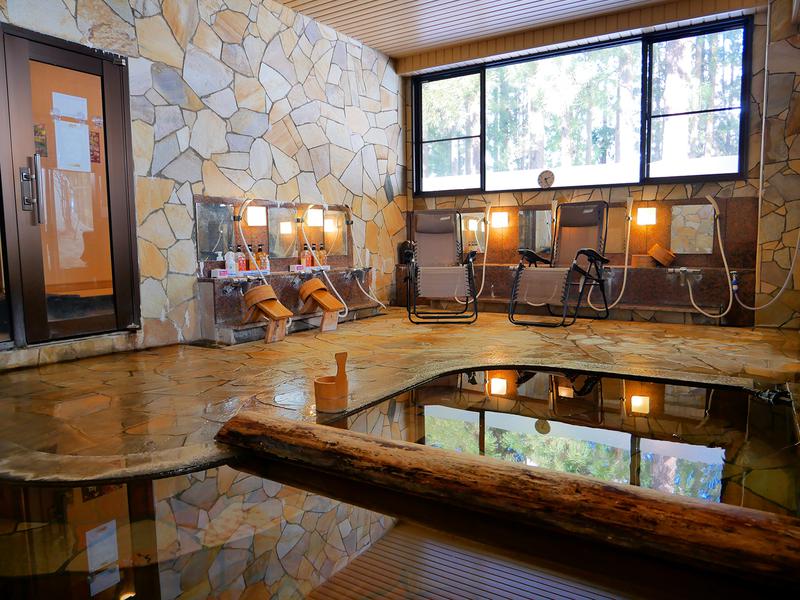 森のサウナ 山紫水明【一里野高原ホテル ろあん 施設内】 冬季は内湯スペースで水風呂＆休憩が可能！洗い場も備わっています。