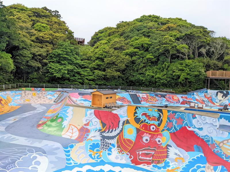 Kabuku Resort ヒノキサウナの後ろ側はスケートボードパーク