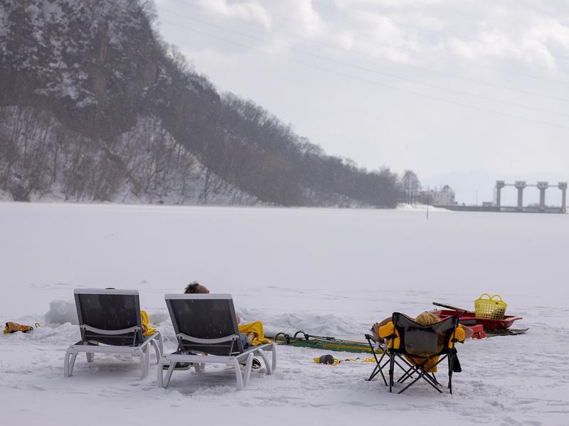 北海道アヴァント(アヴァント[屈足湖]) 氷結した湖の上で氷点下外気浴