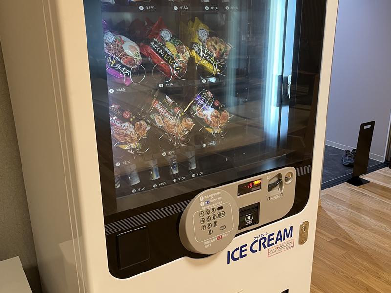 町田市立室内プール「町田桜の湯」 冷凍食品自販機、軽食が食べられる。電子レンジ有。ビール自販機あり。