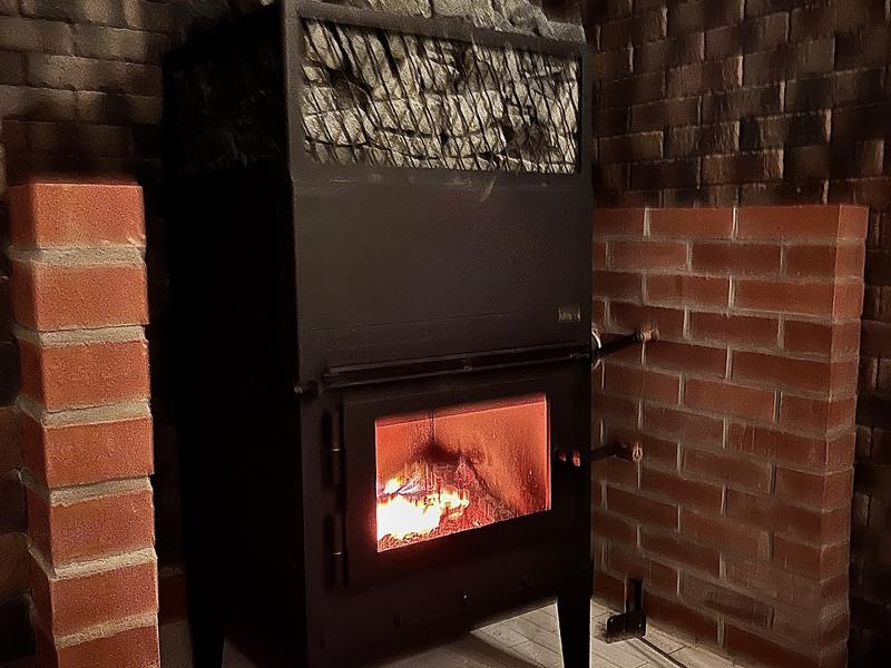 ビバークランド ロードの湯(薪サウナ) 左側浴室薪サウナストーブ（ケンズメタルワーク）