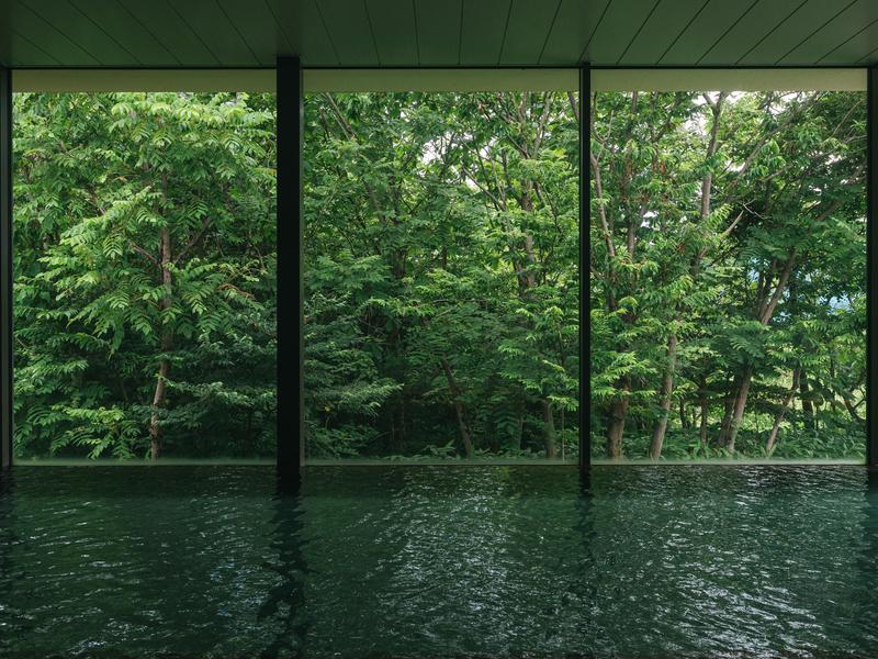 Snow Peak FIELD SUITE SPA HEADQUARTERS 保温効果がよく、湯冷めしにくい雪峰温泉。浴槽から移ろいゆく四季をお楽しみください。