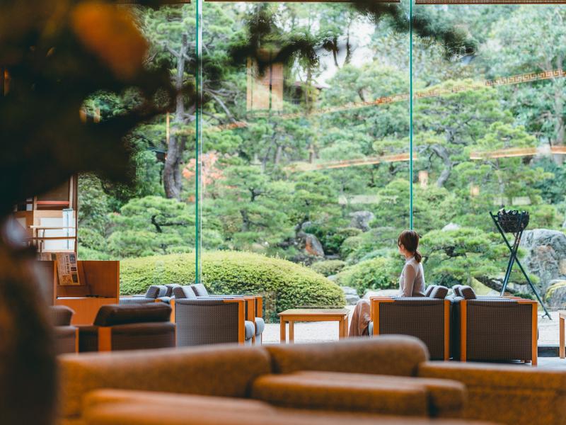 ホテル玉泉 夜間は日本庭園の望むラウンジでソフトドリンクが飲める