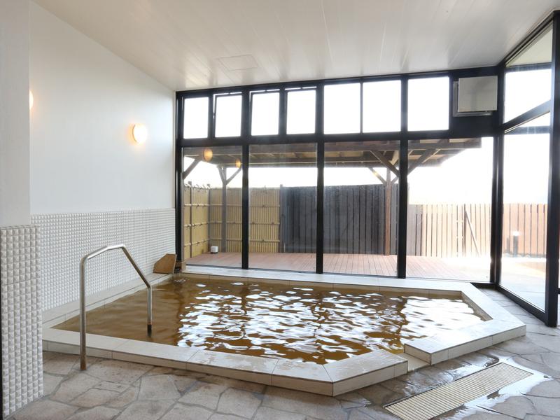 福之島 Hotel&Resort TSUBAKI 【内湯】温泉は塩分濃度が高めの茶褐色の濁り湯が特徴です。