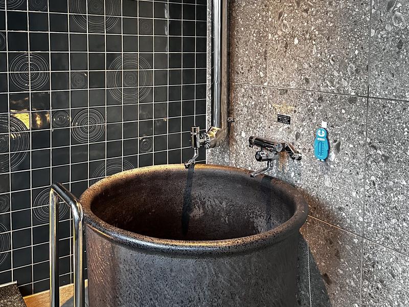 時のホテル 日本初「シングル水風呂掛け流し」システムが完成いたしました。 チラー（設定温度5度）を使って冷やした冷水（水道水）を常時供給