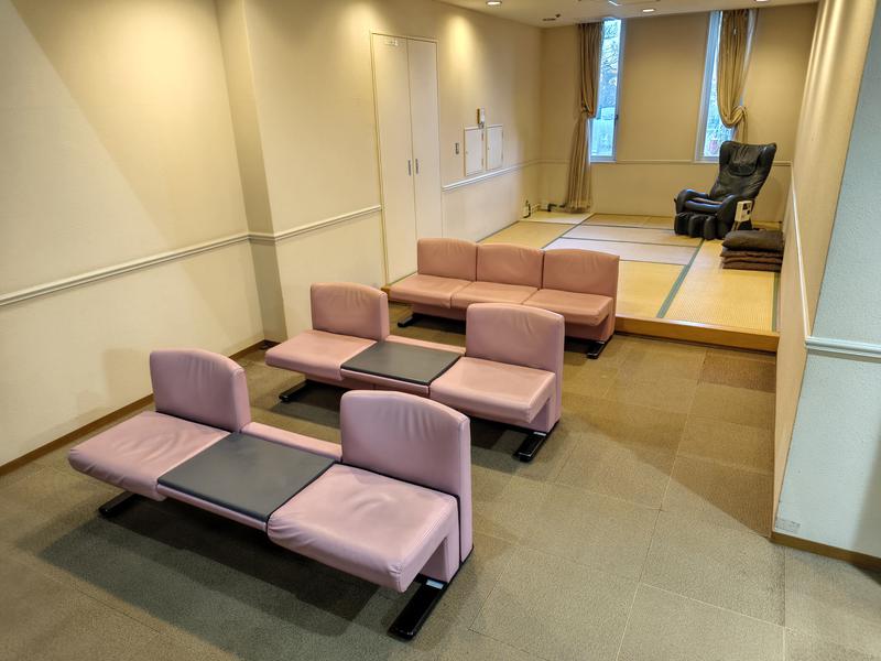 生駒山麓公園ふれあいセンター 休憩室(北側)(自動血圧計(無料)マッサージチェア(100円))